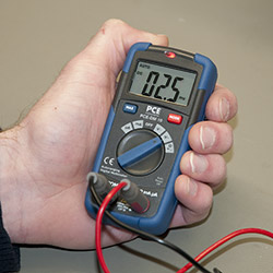 Das Multimeter für Anfänger PCE-DM 10 liegt gut in der Hand.