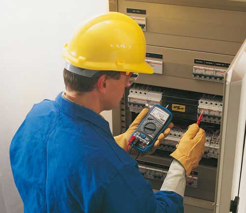 Multimeter Metrix MX24B bei der Anwendung