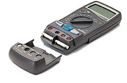 Multimeter Metrix MX24B mit geöffnetem Sicherungsfach