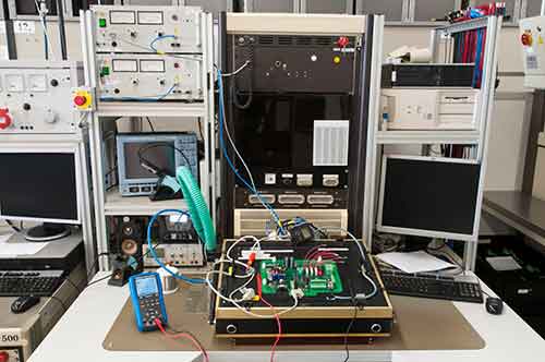 Hand-Oszilloskop-Multimeter PCE-OC 2 bei der Endprfung