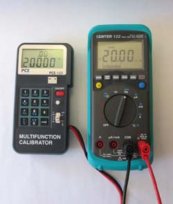 Frequenzsollwertgeber PCE-123 beim berprfen eines Multimeters C-122