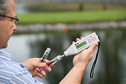 Photometer AQUA-CHECK 2 in der Anwendung am Teich.