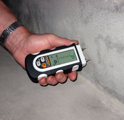 Das Materialfeuchtemessgerät DampMaster bei der Messung einer Betonwand