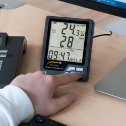 Raum-Hygrometer am Arbeitsplatz