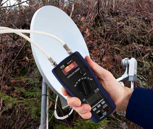 Der Satellitenfinder / Multimeter PCE-SF 2 bei der Ausrichtung einer Satelliteneinheit.