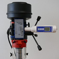 Der Schwingungstester PCE-VT 2000 bei einer Überprüfung an einer Bohrmaschine.