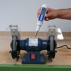Der Schwingungstester PCE-VT 2000 bei einer Überprüfung an einem Schleifbock.