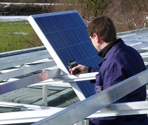 Solar - Datenlogger PCE-SPM 1 im Einsatz bei einer Solaranlagenmontage