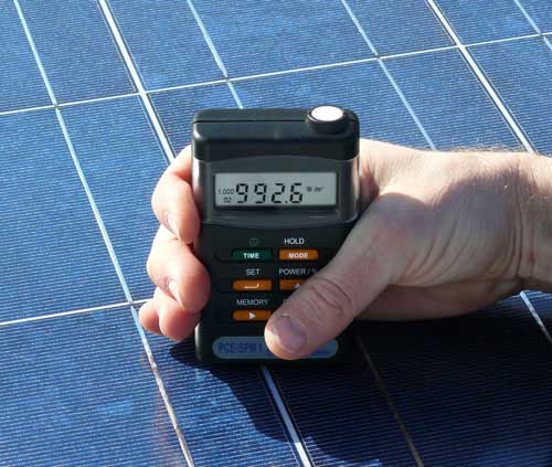 Hier sehen Sie ein Solarmodul worauf mit dem Solar - Datenlogger die ankommende Strahlung gemessen wird