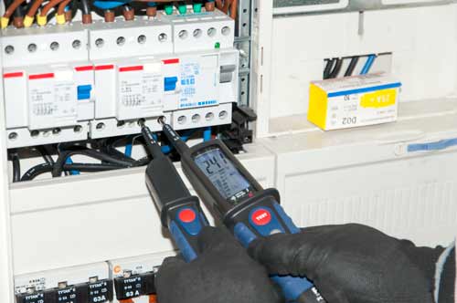 Der Spannungsprüfer PCE-TT 2 beim Einsatz an einer Elektroverteilung