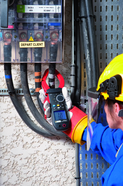 Stromzange F607 bei der Messung an der Hausverteilung