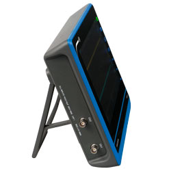 Tablet-Oszilloskop mit ausgeklapptem Standfuß.