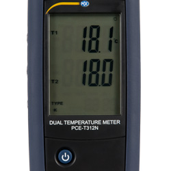 Das Display vom Temperaturmessgerät gibt klare und gut ablesbare Messwerte aus. 
