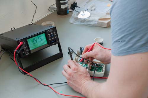 Anwendung des Tischmultimeters PCE-BMM 10