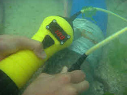 Hier sehen Sie die Ultraschalldickenmessung vom Unterwasser-Ultraschalldickenmessgert Multigauge 3000