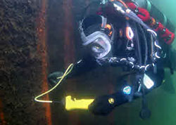 Hier sehen Sie die Anwendung vom Unterwasser-Ultraschalldickenmessgert Multigauge 3000 durch einen Taucher