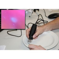 Kontrolle eines Tellers auf Stärkereste nach dem Spülmaschinendurchlauf mit dem UV-USB Mikroskop PCE-MM 200UV