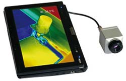 Die Wärmebildkamera optris PI400 / PI450 angeschlossen an einen Tablet-PC.