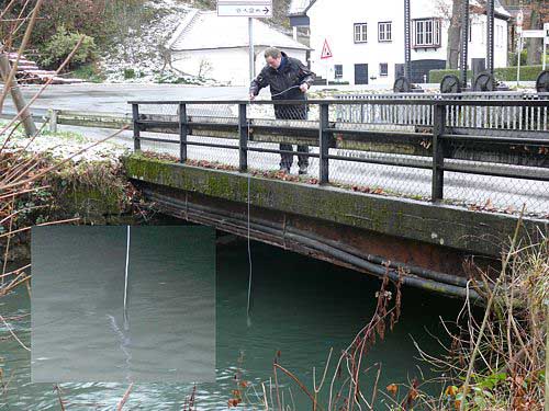 Der Wasserdichte Datenlogger im Einsatz bei der Temperaturmessung in einem Fluss.