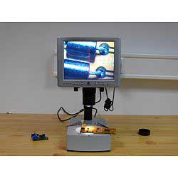 Anwendung des Werkstatt-Mikroskop PCE-VMS 200 bei der Untersuchung einer Platine