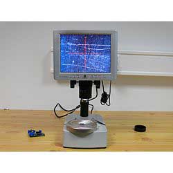 Anwendung des Werkstatt-Mikroskop PCE-VMS 200 bei der Untersuchung einer Metalloberfläche